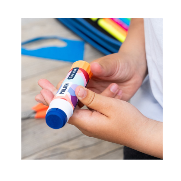 Lepiaca tyčinka Milan Fun Glue Stick 21 g s modrým lepidlom.